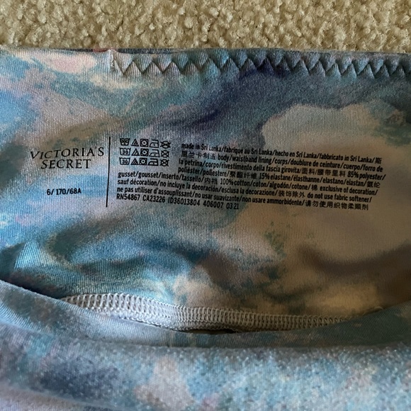 Victoria’s Secret Marbled Leggings with pockets (no longer sold) - Picture 4 of 5